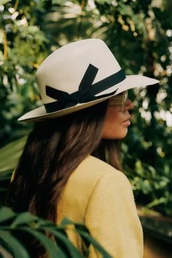 St Ives Rollable Panama -Hat Couture Shop ST IVES ROLLABLE PANAMA LIFESTYLE SHOT